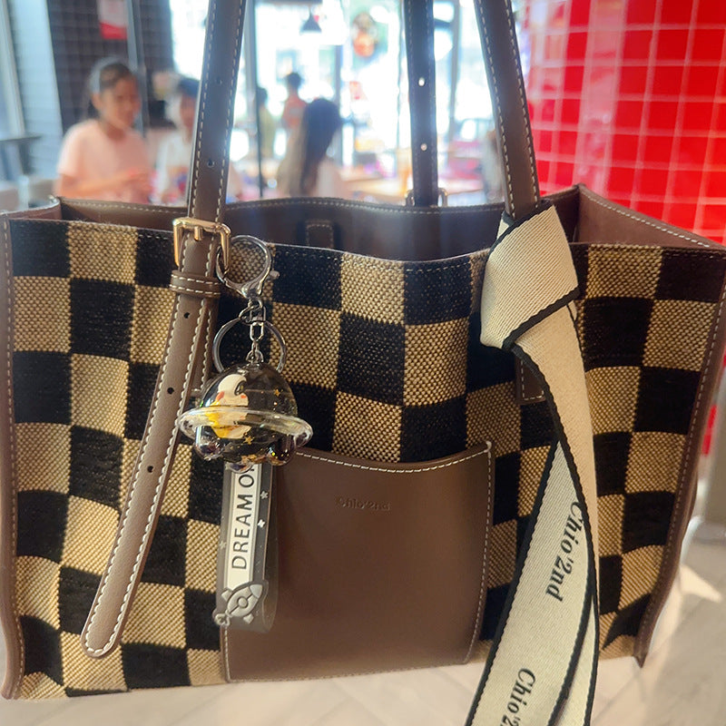 Wholesale Cartoon Black Gold Astronaut Astronaut Doll Into Oil Quicksand Drift Bottle Acrylic Keychain